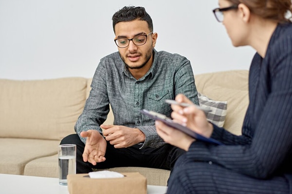 hombre joven en terapia integrativa